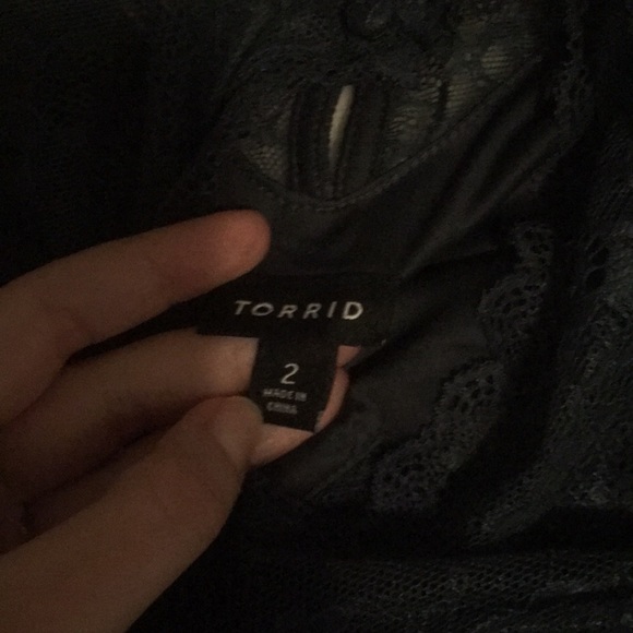 Torrid Navy Lace Mock Neck Shirred Hem Sleeveless Top Size 2 - Picture 6 of 6